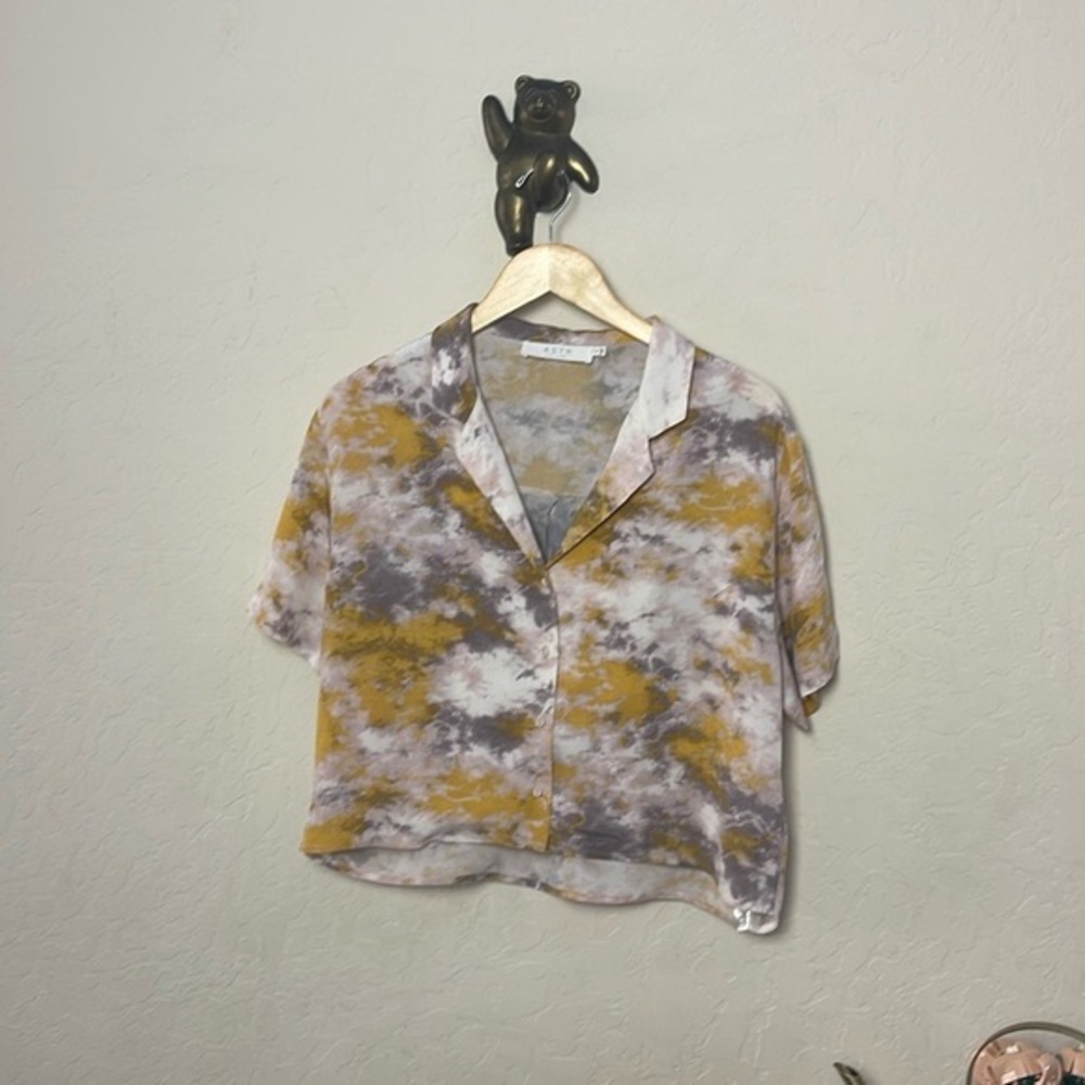 ASTR the Label Juneau Front Button Top grey yellow tie dye size M